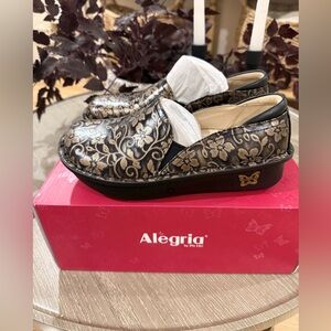 NWT Alegria Women’s Debra Black & Gold Floral Clogs Sz:6-6.5